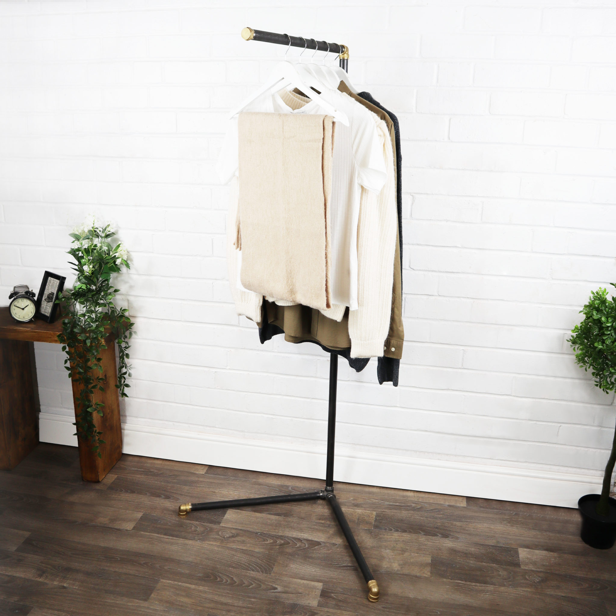 Corner clothes rail